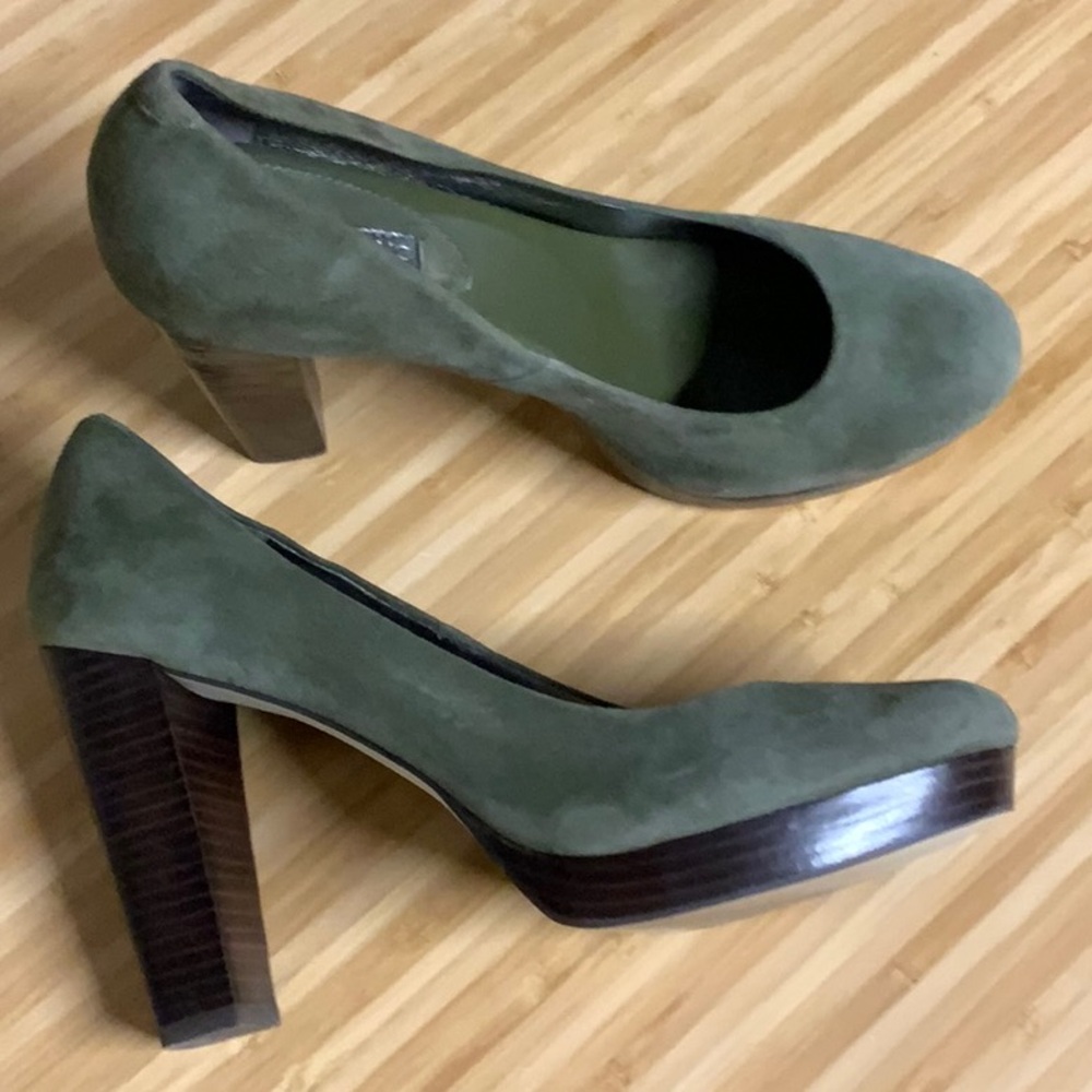 Women’s Banana Republic suede pumps - Picture 2 of 6
